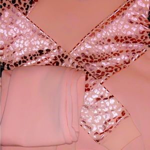 I’m selling a two piece top and bottom for kids girls a small size 🩷